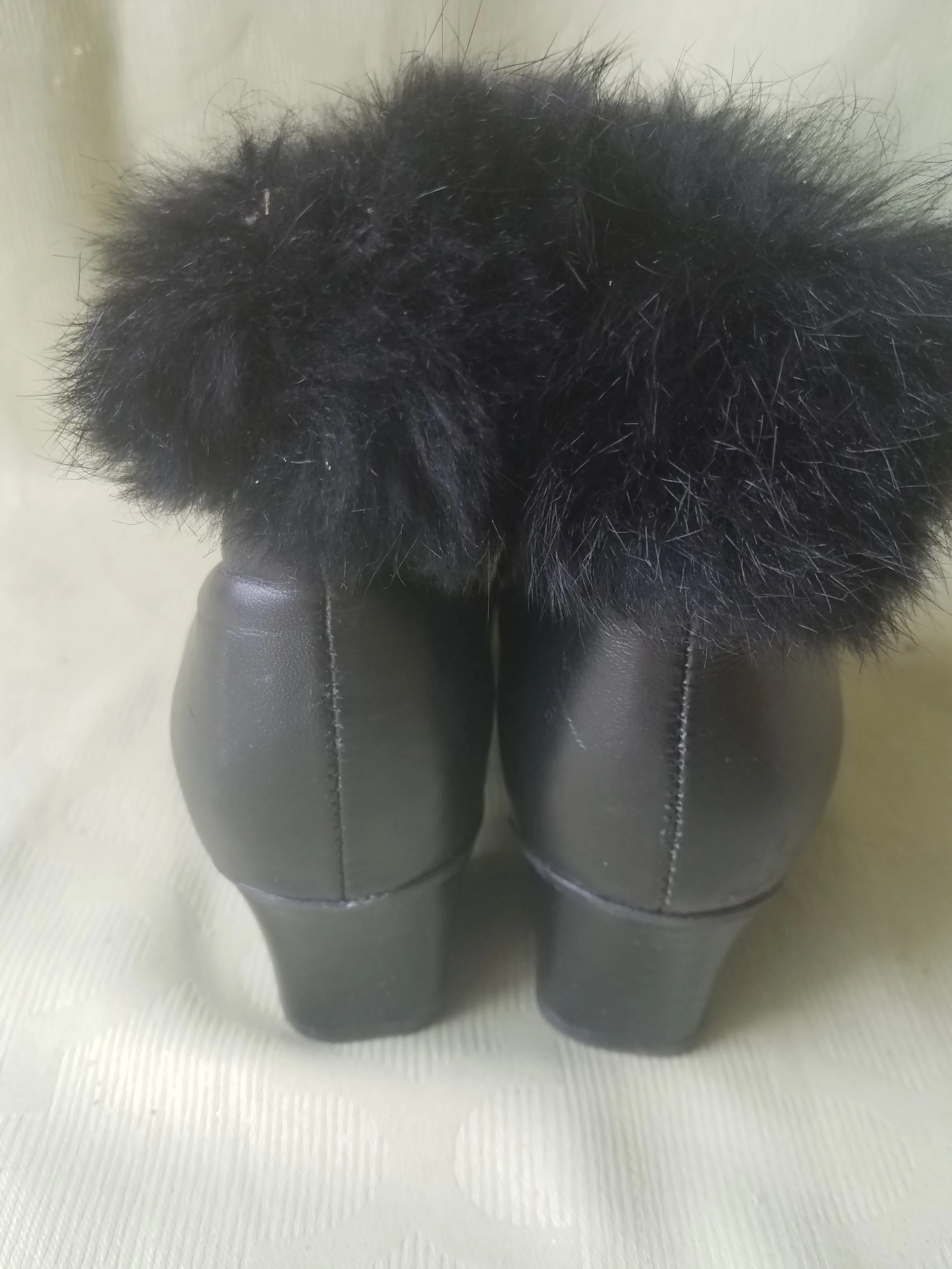 Women's Black Size 8 1/2 Laced Ankle Boots w/ Faux Fur Accent