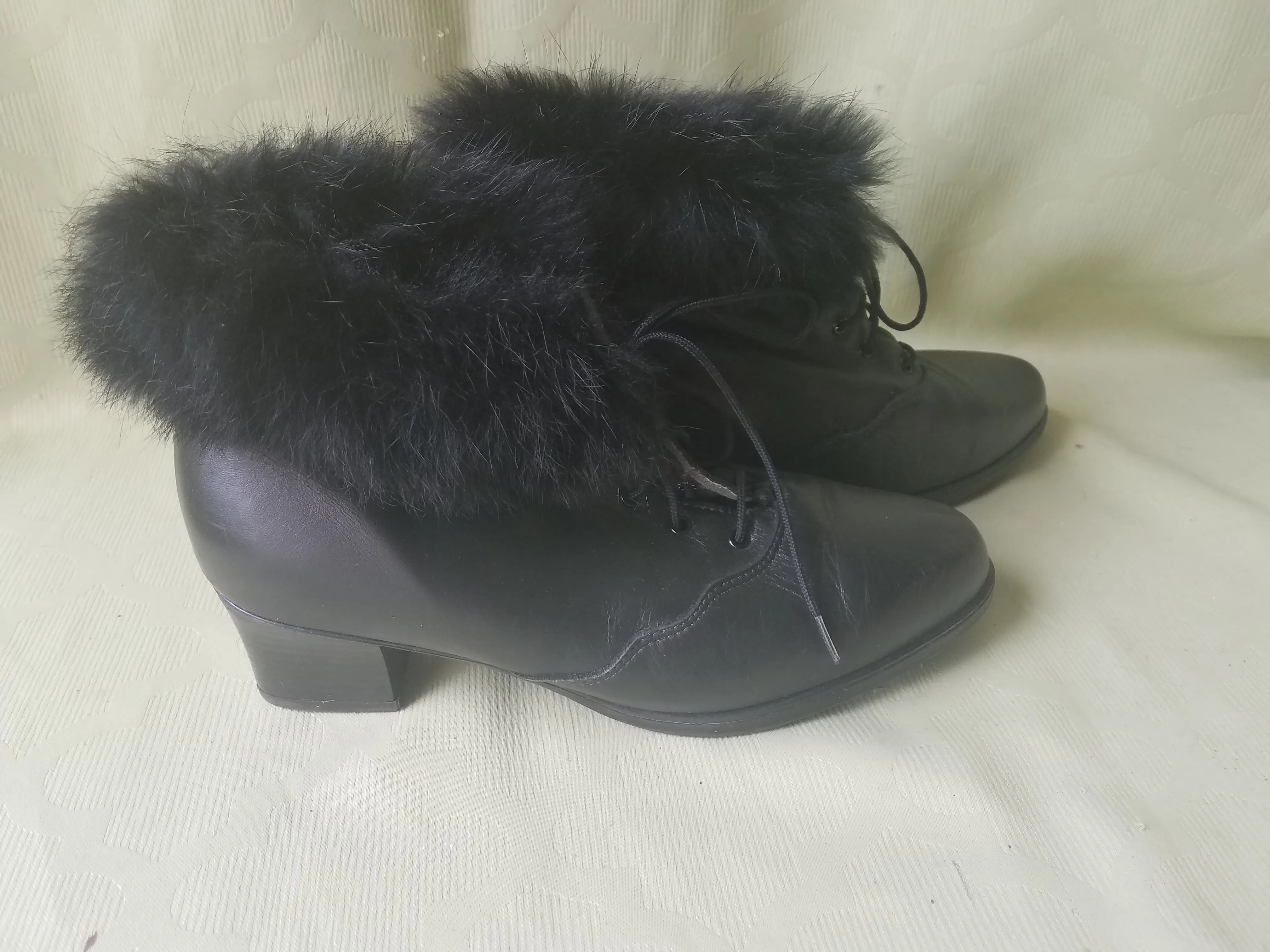 Women's Black Size 8 1/2 Laced Ankle Boots w/ Faux Fur Accent