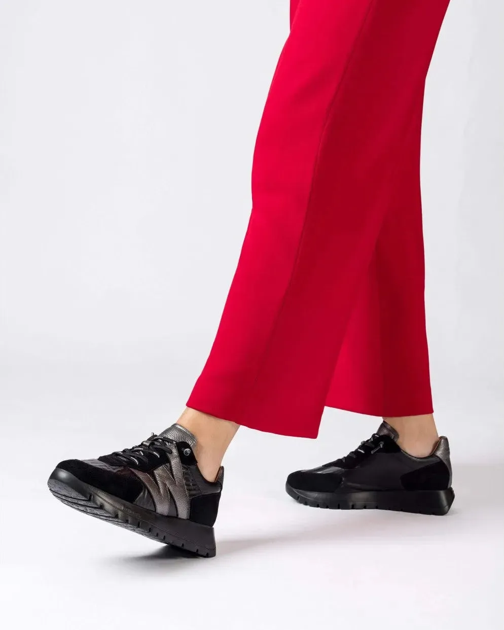Wonders ODISEI Black Runner with Pewter Logo and WondersFly™ Technology