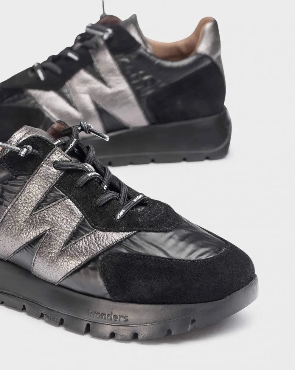 Wonders ODISEI Black Runner with Pewter Logo and WondersFly™ Technology